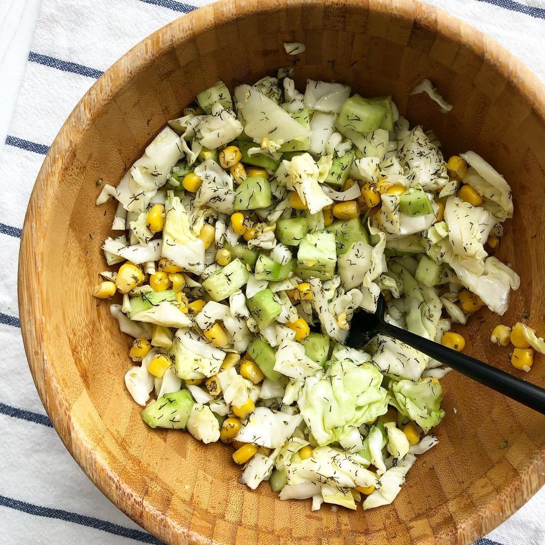 Салат из капусты, огурцов и кукурузы